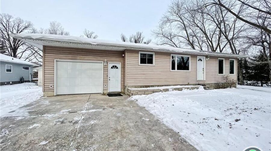 165 OAKVIEW Avenue Mitchell, Manitoba | Winnipeg Home For Sale Listing 🏡
